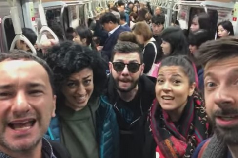 I Mezzotono cantano in dialetto nella metro di Seul