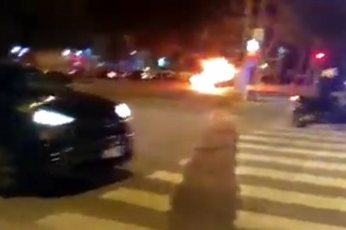 Auto in fiamme in via Caldarola
