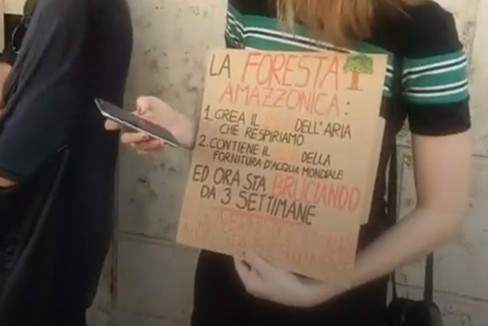 La protesta di Fridays for Future Bari per l'Amazzonia che brucia