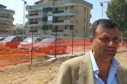 Decaro presenta l'inizio dei lavori per il campo di calcetto a Torre a Mare