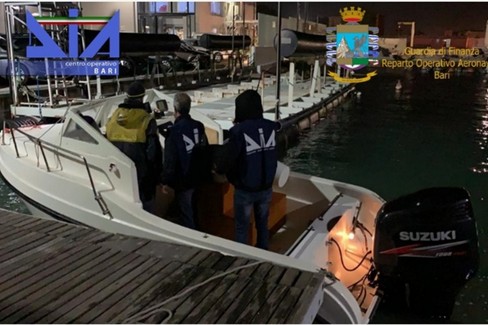 L'arresto dello scafista al largo di Monopoli (Bari)