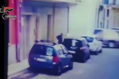 Le immagini che incastrano il 41enne di Bari