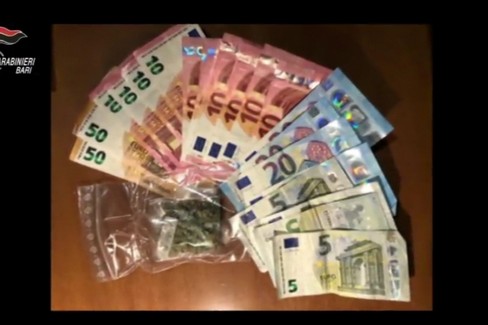 Sequestro droga e fuochi pirotecnici a Bari