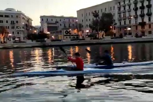Il lungomare di Bari visto dalla canoa