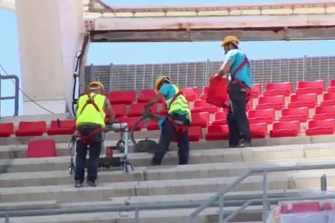 Stadio San Nicola, l'installazione dei seggiolini biancorossi in tribuna ovest