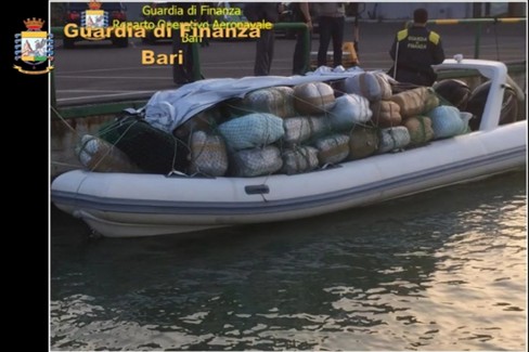 Sgominato traffico di armi e droga fra Bari e L'Albania