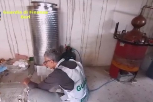 La fabbrica clandestina di alcolici ad Altamura