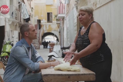 Chef Simone Rugiati in visita a Bari vecchia imparare a fare per le orecchiette