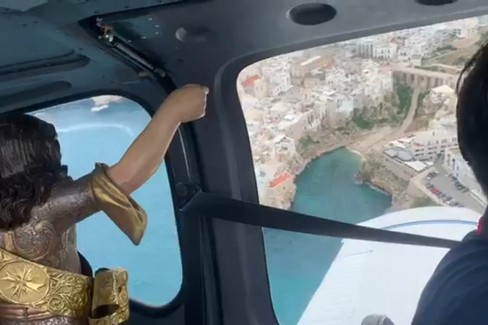 Polignano senza festa di San Vito, il parroco fa volare la statua sulla città