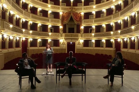 Su il sipario del Piccinni per l'evento social del Comune di Bari