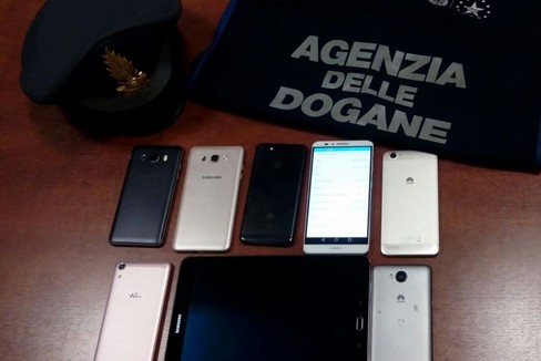 Sequestro tablet e cellulari al porto di Bari