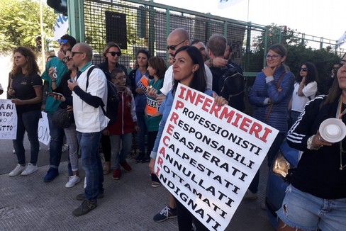 La manifestazione dei precari Asl a Bari