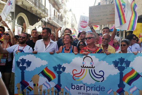 Bari Pride, in 5 mila sfilano per i diritti di tutti