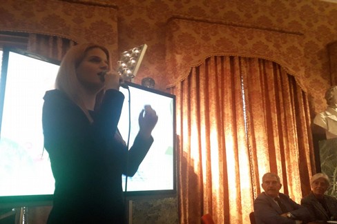 Chiara Galiazzo canta la canzone Magnifico Donare