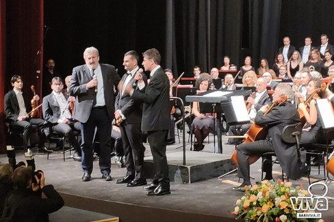 L'inaugurazione del Piccinni a Bari sulle note dell'inno di Mameli