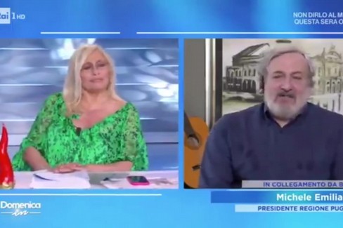 Michele Emiliano canta  "Buonanotte Fiorellino " a Domenica In