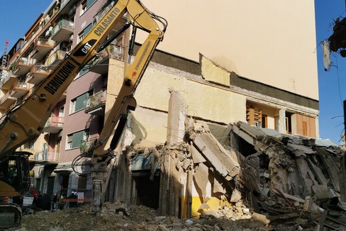 La demolizione della palazzina a Bari