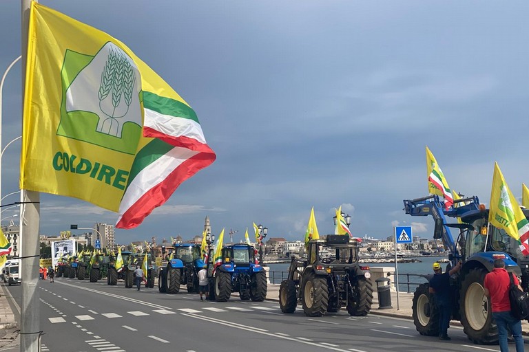 Trattori a Bari: Coldiretti si mobilita per chiedere interventi contro le emergenze agricole. <span>Foto Rosanna Luise</span>