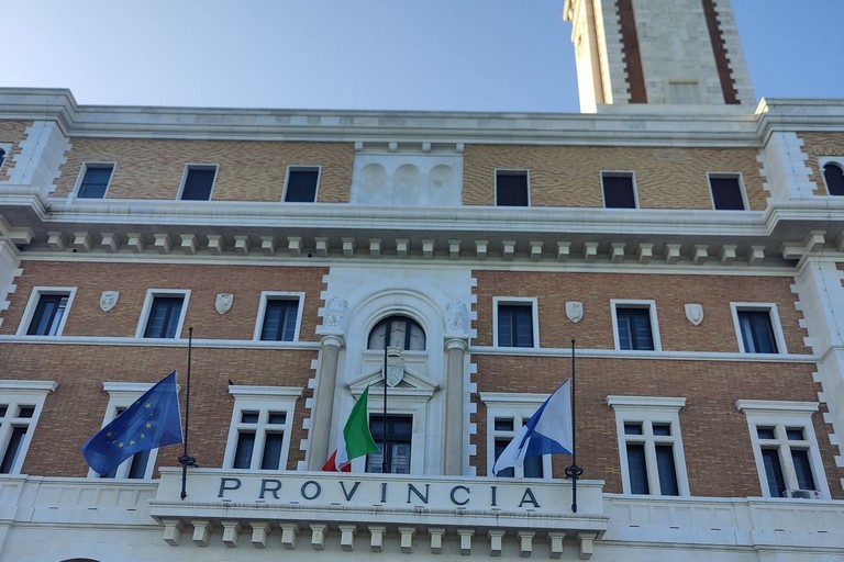 Palazzo Bari bandiere a mezzasta