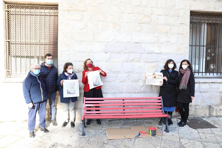 panchine rosse largo chiurlia giornata contro violenza sulle donne