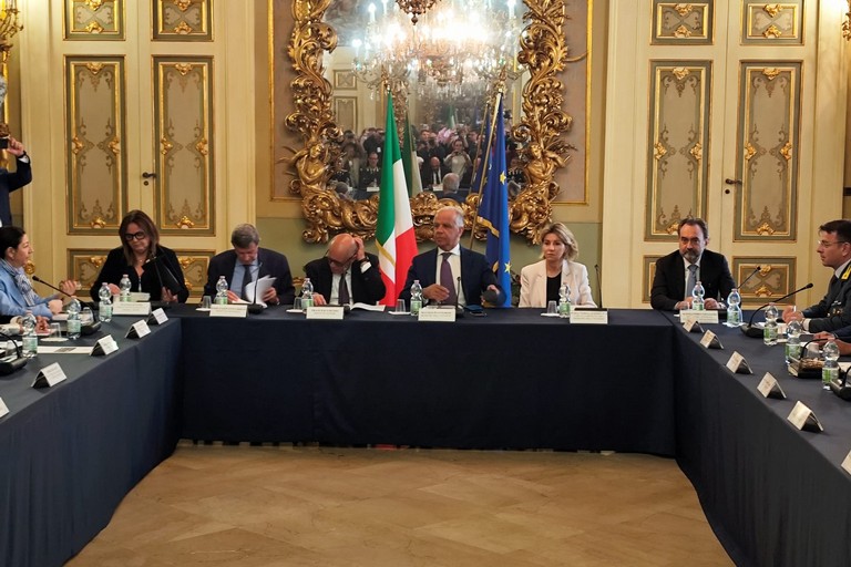 Piantedosi in Prefettura a Bari