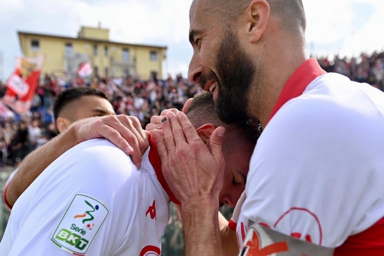 Pisa-Bari, l'abbraccio tra Esposito e Di Cesare. <span>Foto Ssc Bari</span>