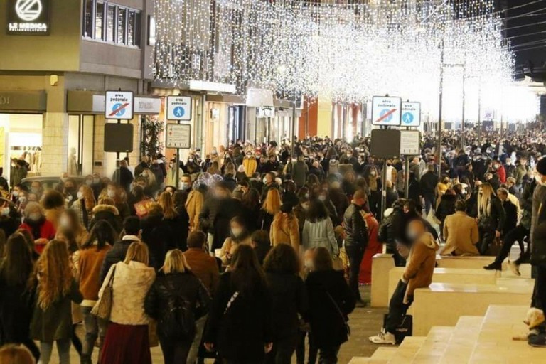 La folla in via Sparano la sera di sabato 12 dicembre