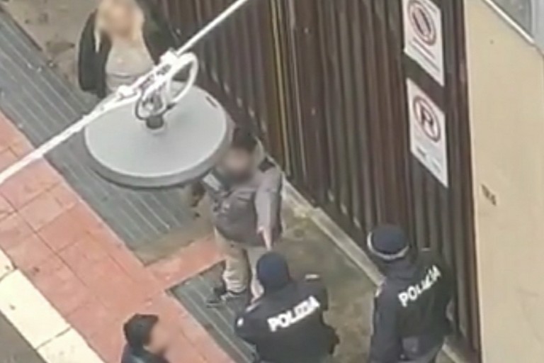 La famiglia in protesta in banca a Bari