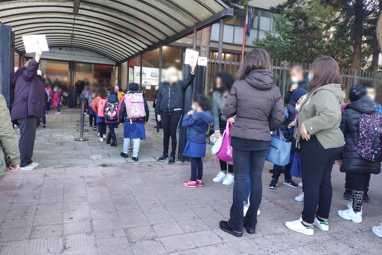 Il ritorno a scuola in un istituto a Bari