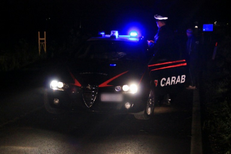 Una volante dei carabinieri di notte