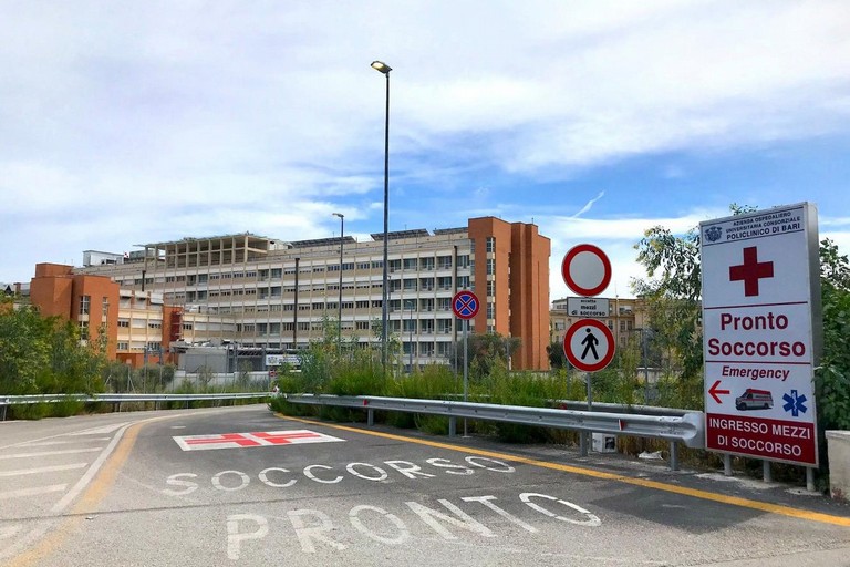 42enne morto al Policlinico. La denuncia dei familiari: «Responsabilità medica»