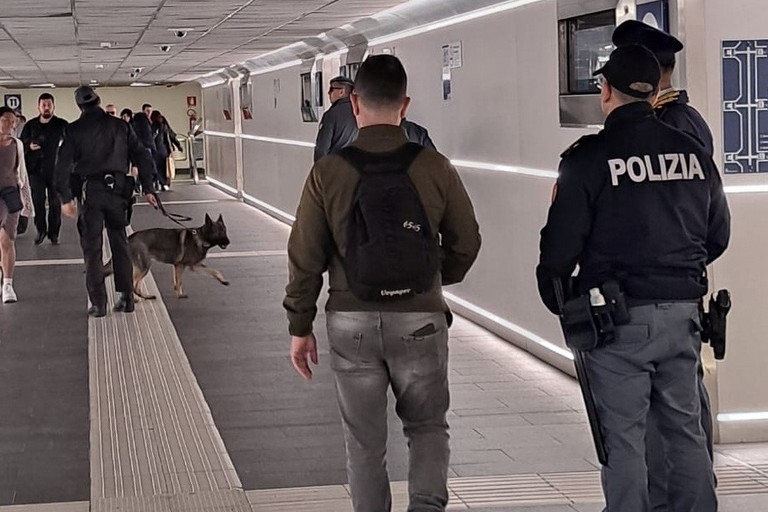 Polizia al lavoro in stazione di Bari Centrale