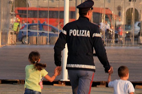 Poliziotto con bambini