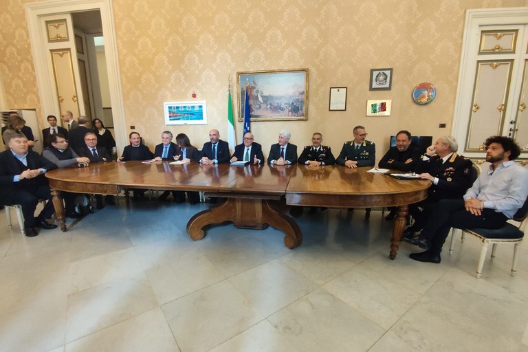 Maggiori controlli, telecamere e formazione: firmato in Prefettura a Bari un protocollo per la sicurezza