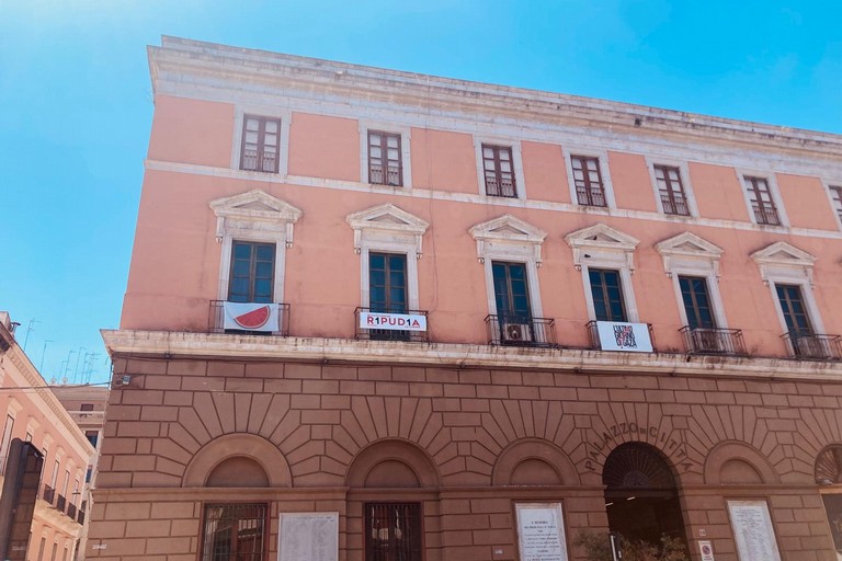 Striscioni R1PUD1A a Bari