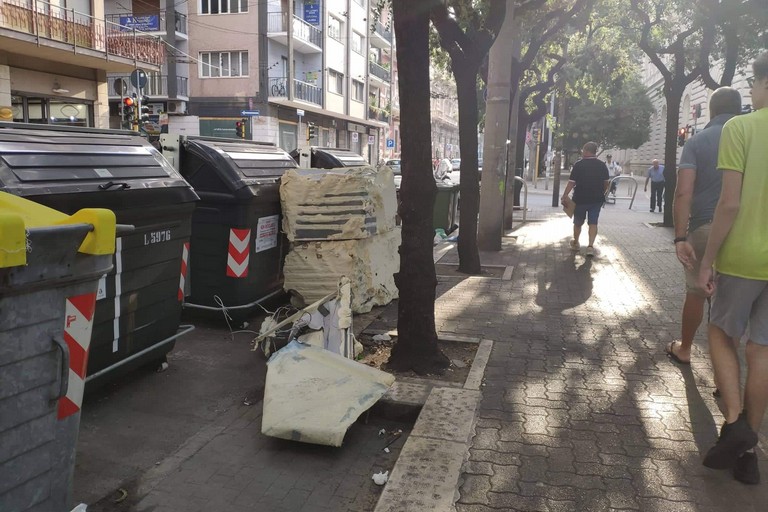 I rifiuti in piazza Umberto