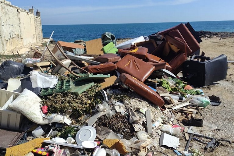 rifiuti abbandonati vicino al mare