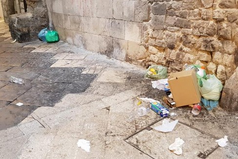 rifiuti in strada a bari vecchia