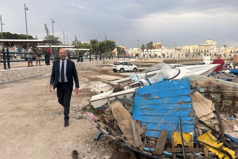 Rimossi i rifiuti dalla battigia del porticciolo di Santo Spirito