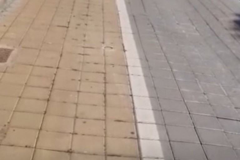 Paletti rimossi in via Udine