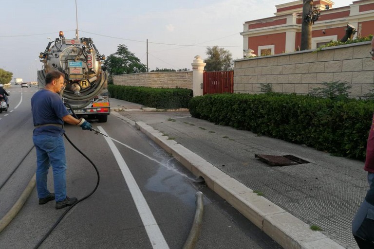 riprese operazioni pulizia caditoie sul lungomare sud