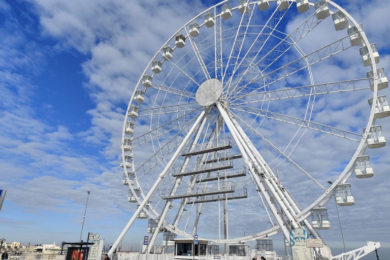 La ruota panoramica sul lungomare di Bari. <span>Foto Elga Montani</span>