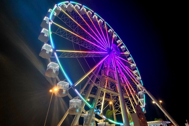 La ruota panoramica del lungomare barese resterà in largo Giannella fino agli inizi di dicembre. <span>Foto Anna Verzicco</span>