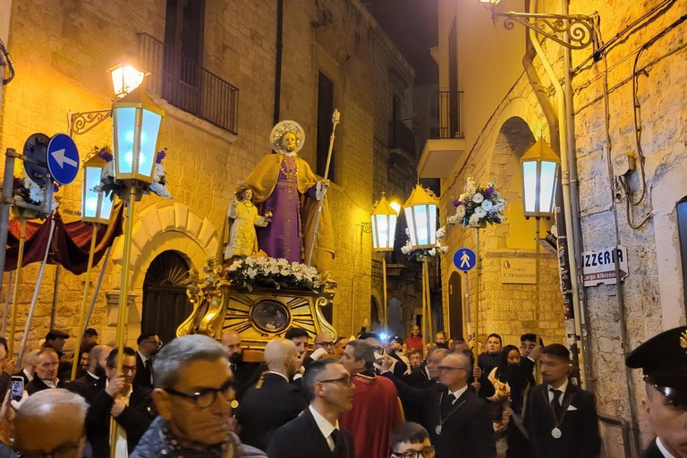 Bari Vecchia abbraccia San Giuseppe: ieri la tradizionale processione. <span>Foto Anna Verzicco</span>