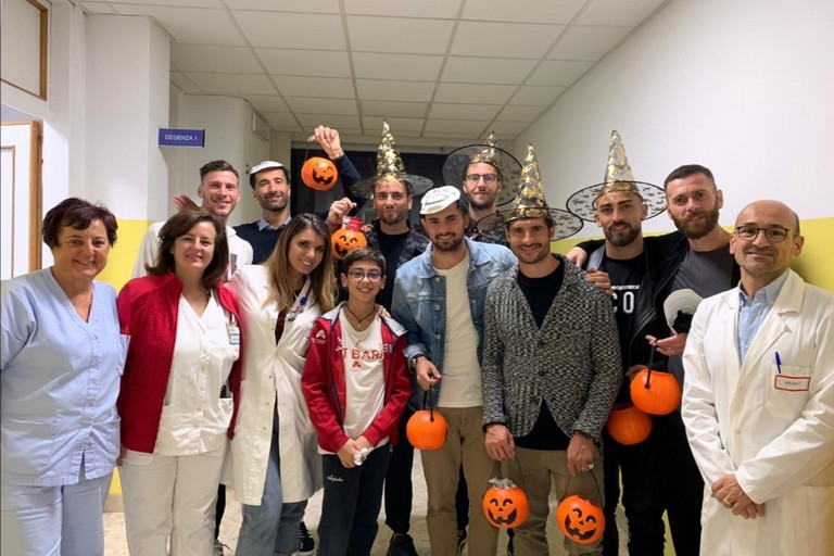 I calciatori del Bari al pediatrico per la festa di Halloween