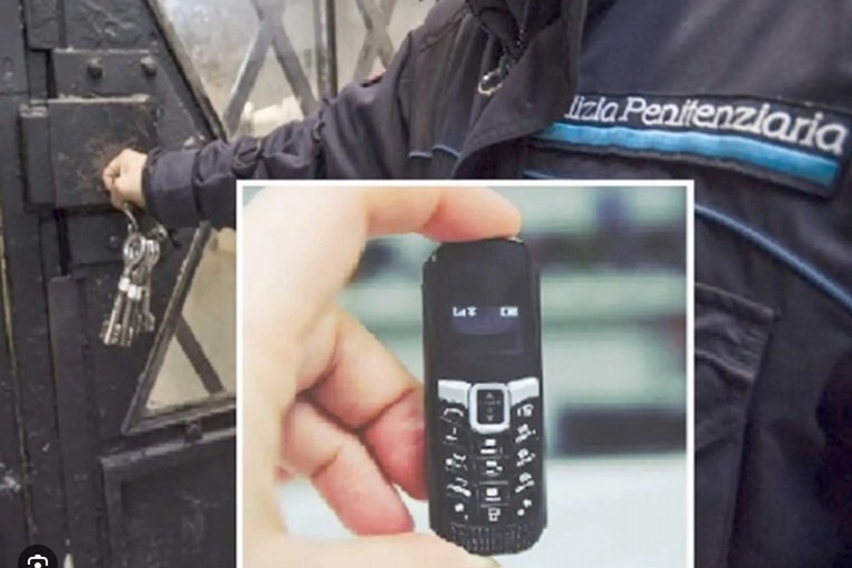 Il microcellulare sequestrato dalla Polizia Penitenziaria