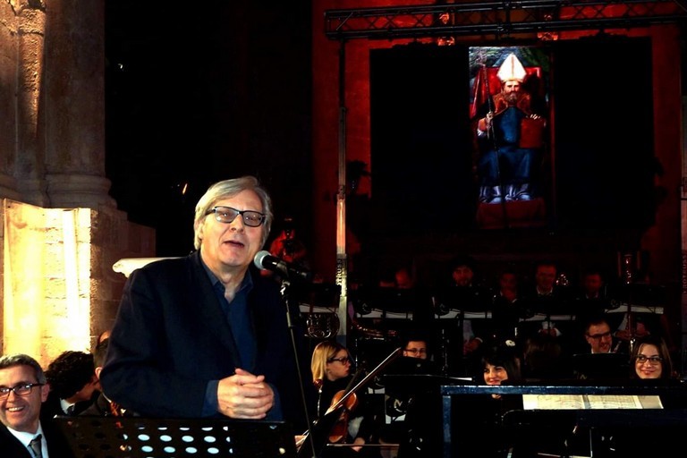 sgarbi con il san felice in cattedra. <span>Foto Enrico Tedeschi</span>