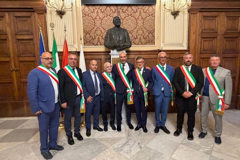 Leccese con i sindaci. <span>Foto Comune di Bari </span>
