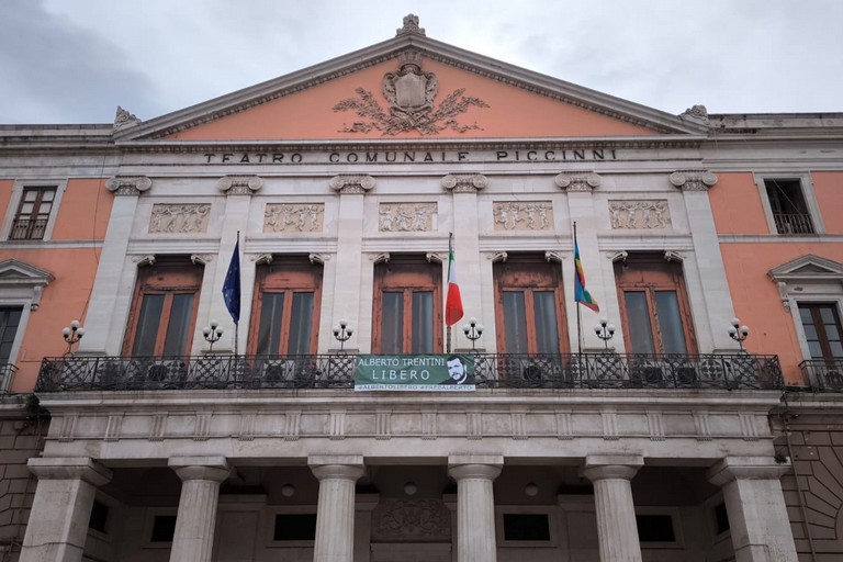 Striscione per la liberazione di Alberto Trentini