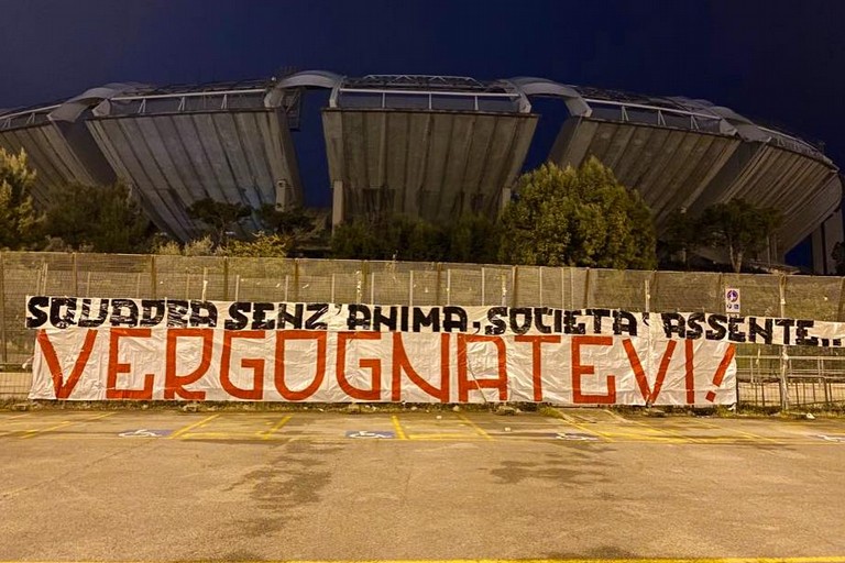 striscione ultras post catanzaro bari. <span>Foto mai per moda - seguaci della nord</span>